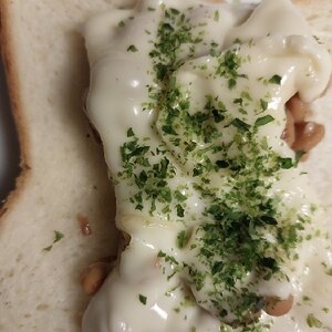 納豆の…ソースマヨ和え乗せ♡チーズトースト